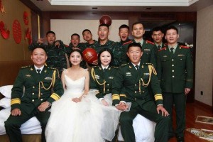 探亲军营遇9人温情共度