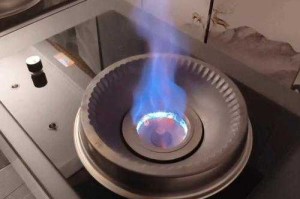 2025年中午灶台爆炒引热议：人间烟火气香到全网刷屏