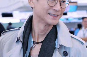 骚年奉献菊给帅老头：一场跨越年龄的真情之约