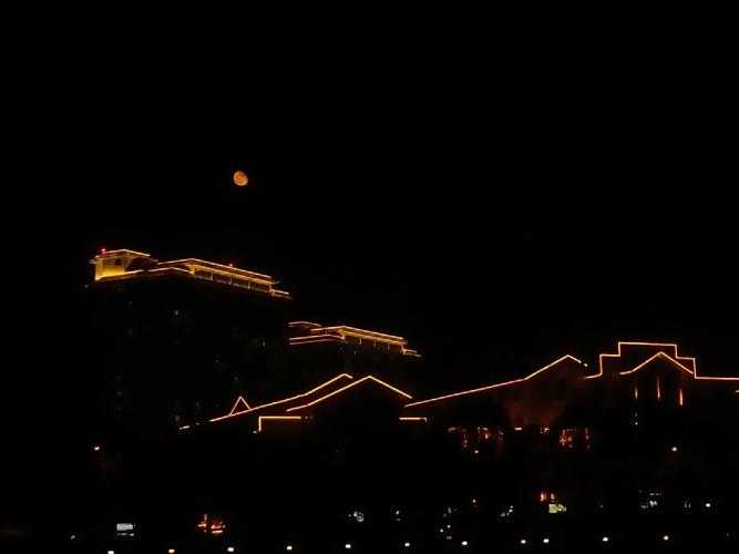 今晚的月亮与楼外蒹葭:诗意夜景的浪漫邂逅