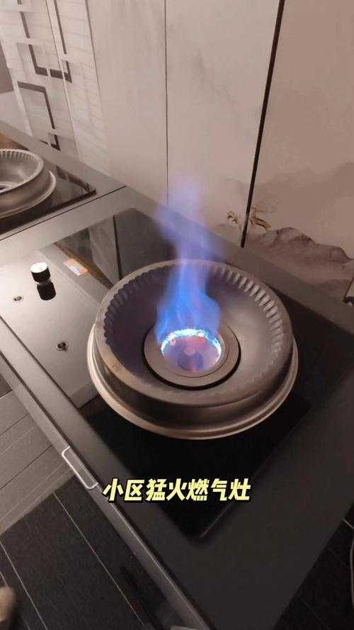 2025年中午灶台爆炒引热议:人间烟火气香到全网刷屏
