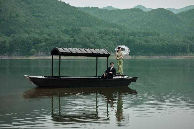 老人与雨荷的船上邂逅